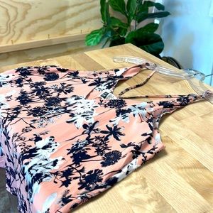 Women’s LIRA top Size Medium